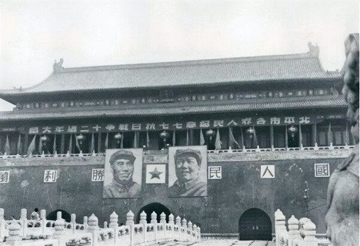 *安门天**除了毛主席画像，还悬挂着国徽，2019年曾发生过变化