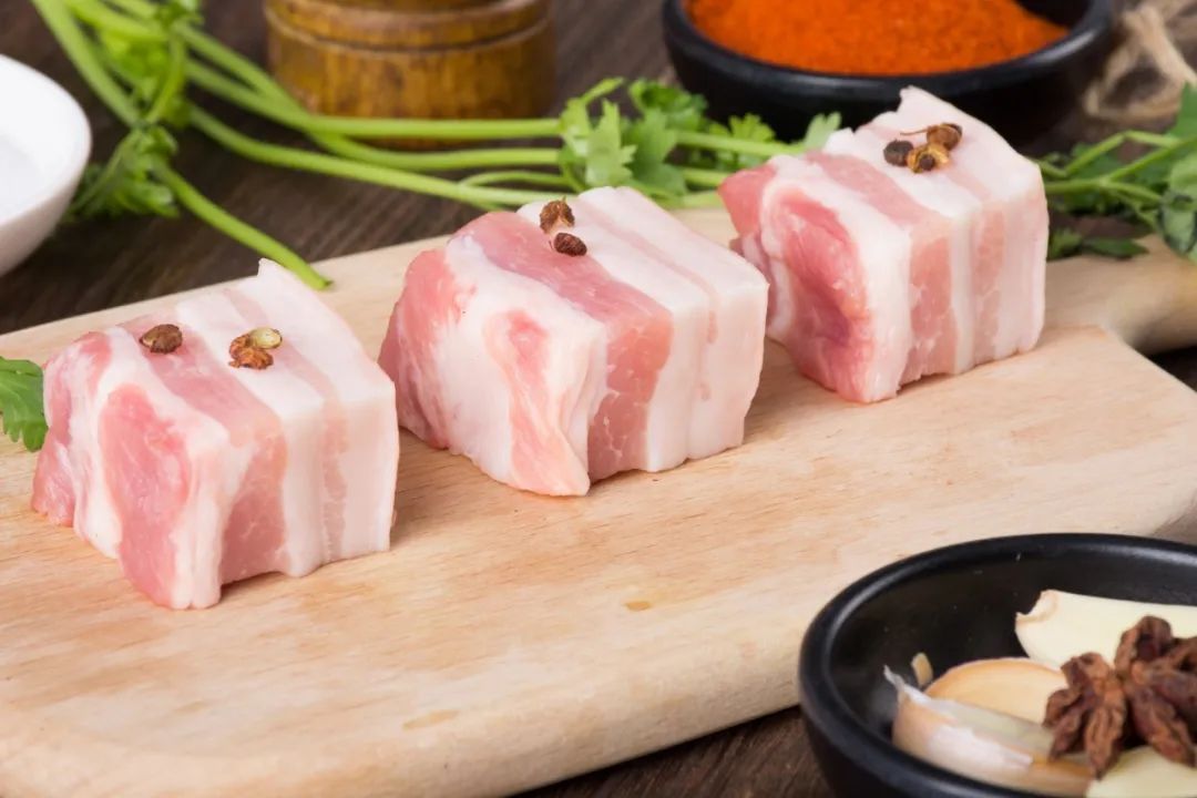 香菇配什么菜炒好吃香菇炒五花肉,用香菇炒五花肉肥而不腻老少皆宜