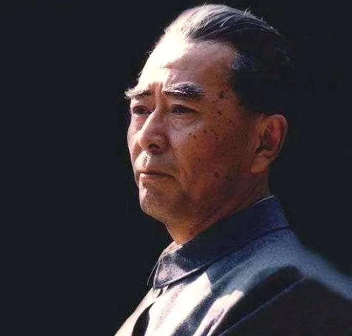 他因太像周总理，看了他的电影*颖超邓**激动落泪，后被邀请做客