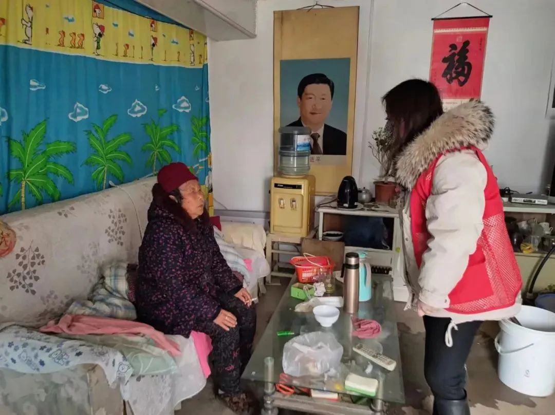 情系老人温暖晚年,情系贫困户冬日送温暖