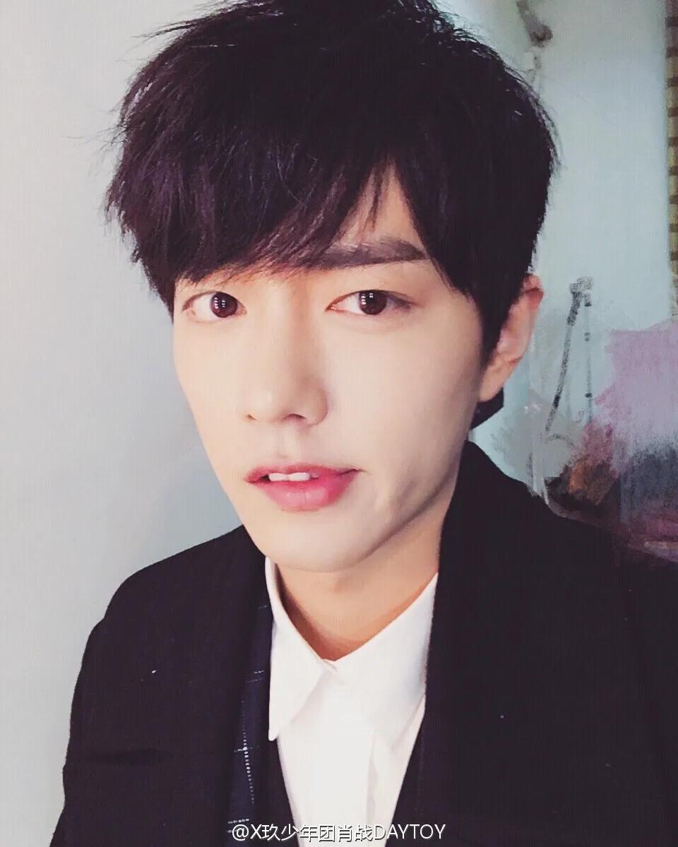 肖战微博上发自己的照片,肖战曾经的微博照片