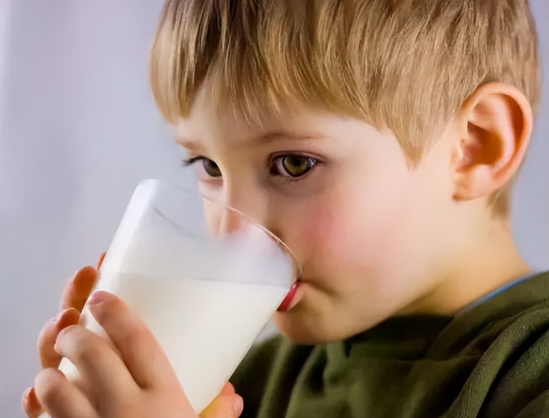 喝牛奶会得肝癌乳腺癌吗,喝牛奶会导致乳腺癌和肝癌吗