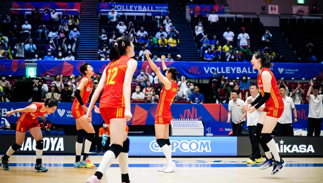 世联赛最新战报！美国女排3-2掀翻世界第一，积分榜出炉，中国第5