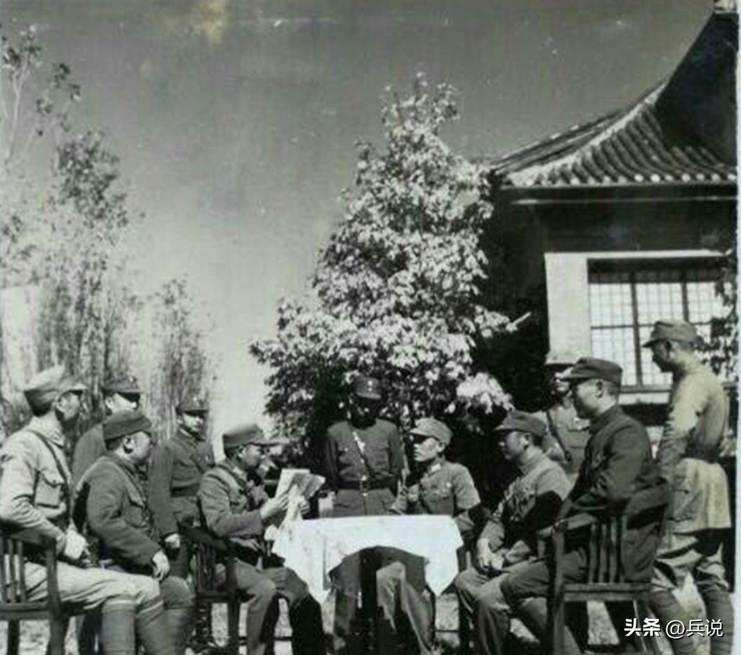 新四军女兵如厕，被大叔摁到被窝：从现在起，你是我老婆