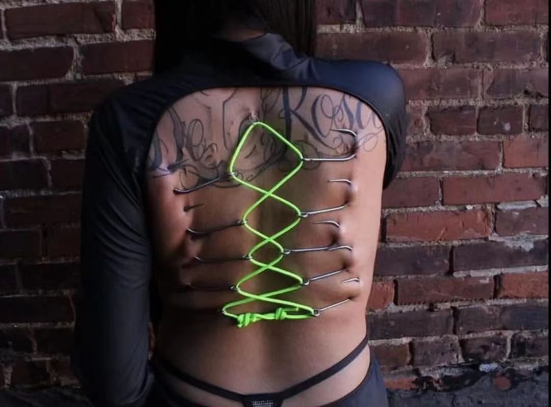 外国女子在皮肉上打孔，然后吊威亚玩，网友：不理解但大为震撼