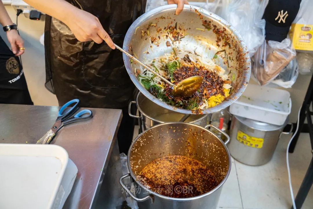 红河州有个“凉菜西施”，4㎡的小摊火了15年，一个月能卖10吨菜