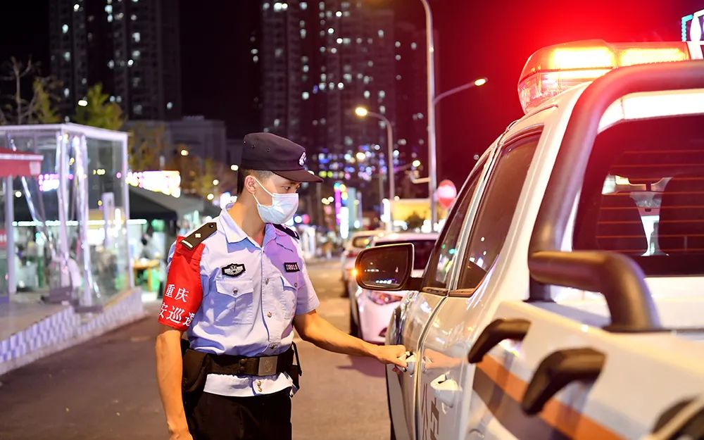 致敬交警烈日下的坚守作文,致敬烈日下的守卫人