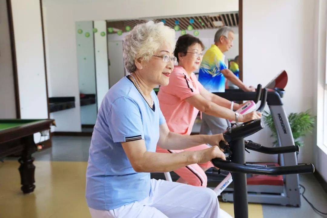 外国游客来到中国之后疑惑，为什么中国老人不用上班？