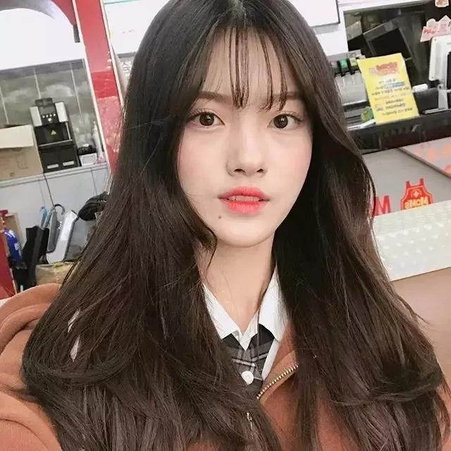 大脸妹子必选的三款发型,大脸额头窄适合什么发型