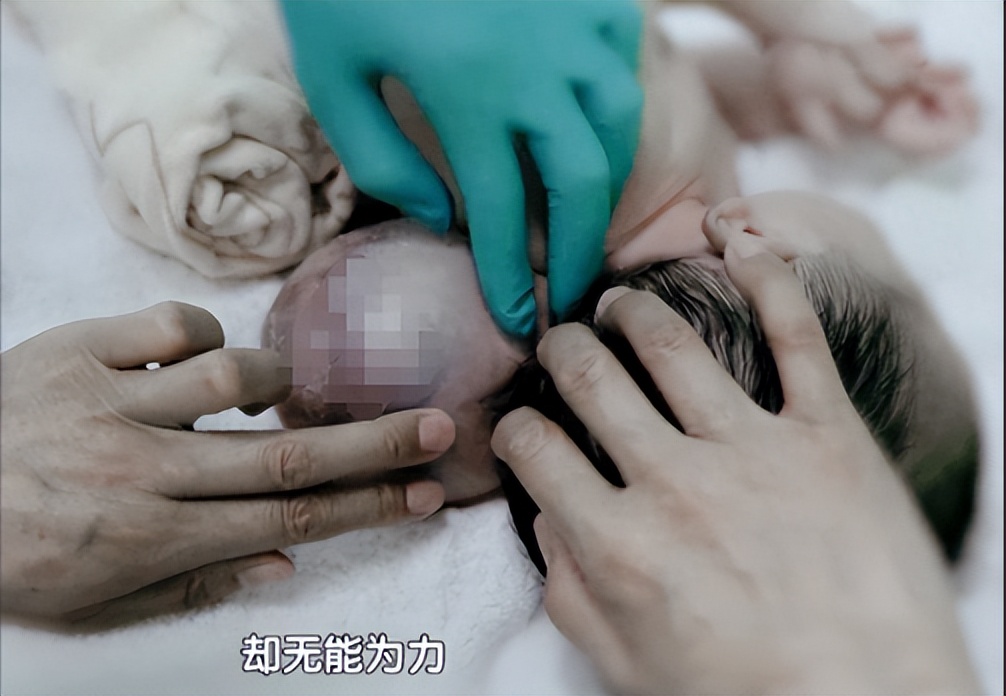 痛心7岁小孩掉进一池塘不幸溺亡,痛心2岁幼童被父亲扔下楼致死