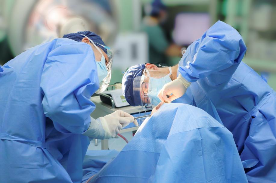 全程蹲马步弯腰，为帕金森老人种上牙