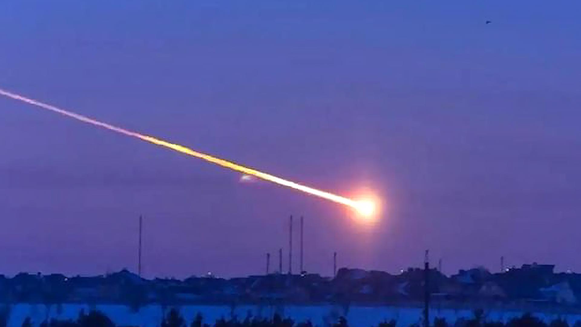 多地惊现“天降火球”奇观,安徽几十年前空中出现不明火球