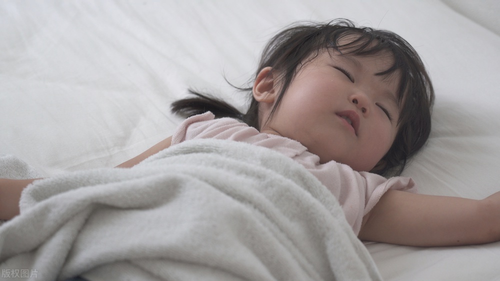 孩子发烧抽搐家长千万不要这样做,孩子发烧千万不要用冰枕和冷毛巾