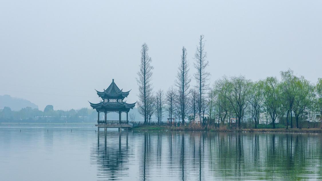 赵翼《西湖晤袁子才喜赠》：才可必传能有几，老犹得见未嫌迟