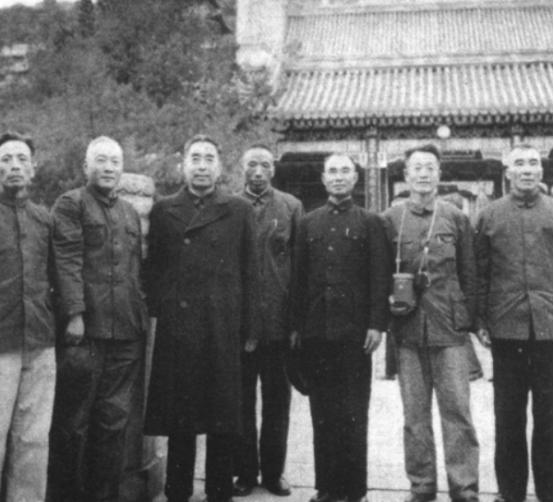 溥仪被杜聿明邀请进古宫,杜聿明和溥仪参观故宫