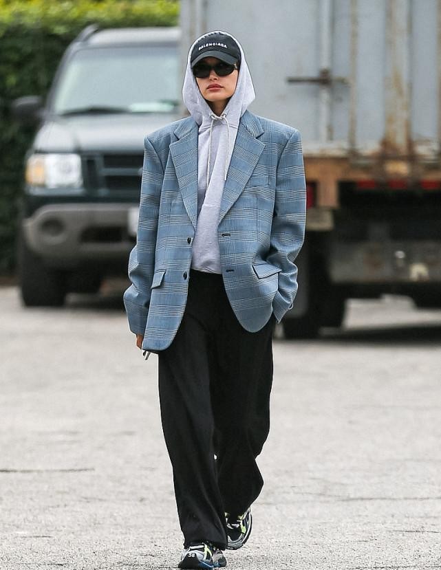 西装外套怎么搭配内搭卫衣,白色西装里面配什么颜色卫衣好看