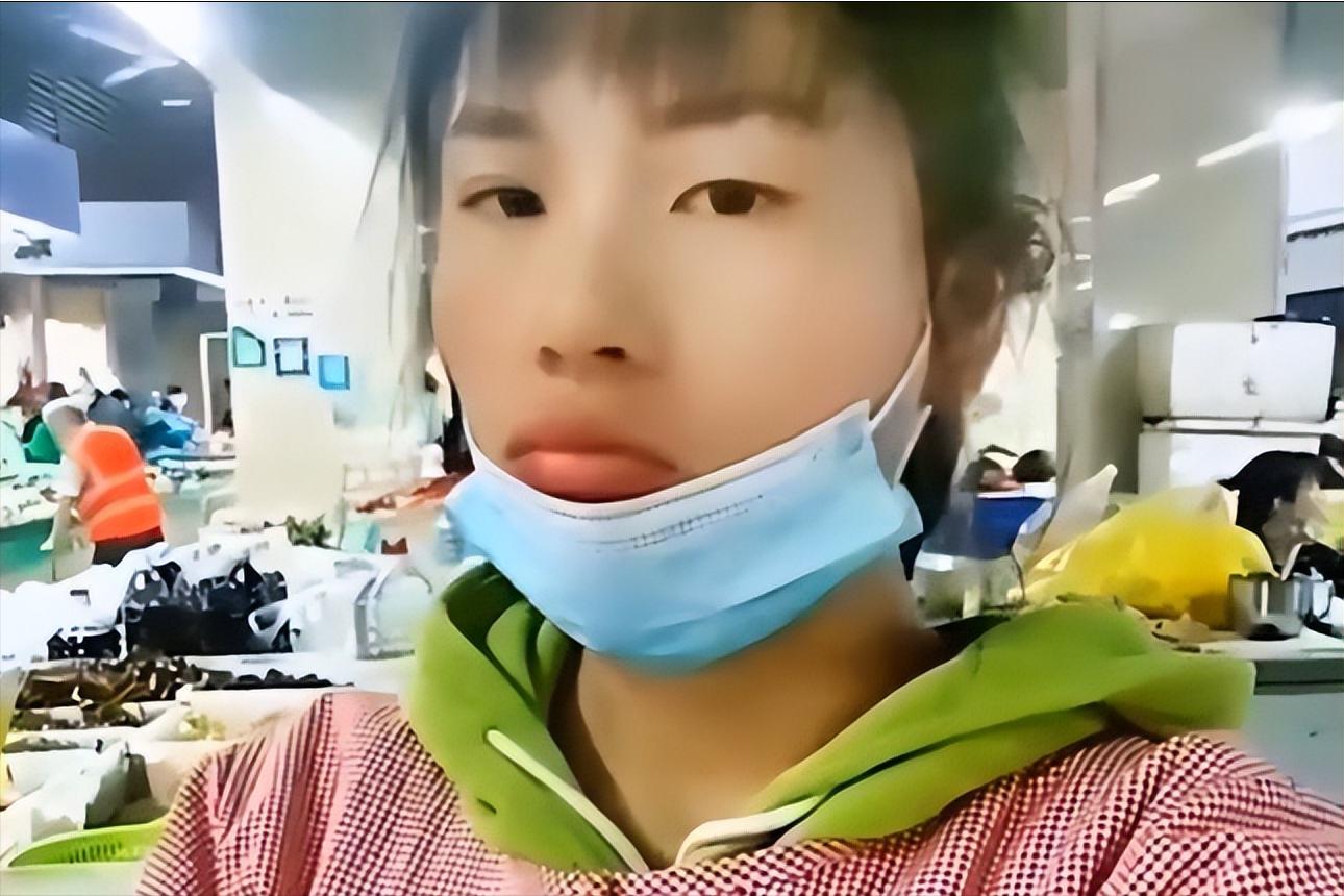 大妈摆摊卖菜生意火爆,农村妇女摆地摊卖菜一个月的收入