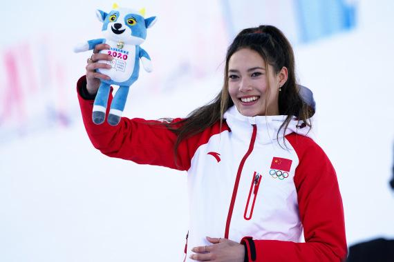 17岁中美混血滑雪天才,中国单板滑雪天才少女