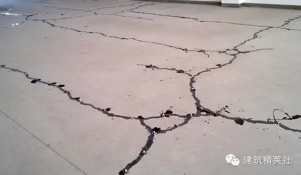 混凝土板裂缝是什么原因造成的,现浇板浇砼后表面裂缝是什么原因