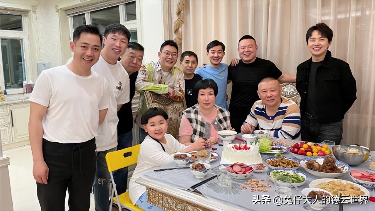 德云社郭德纲和徒弟一起同台,德云社郭德纲于谦同台