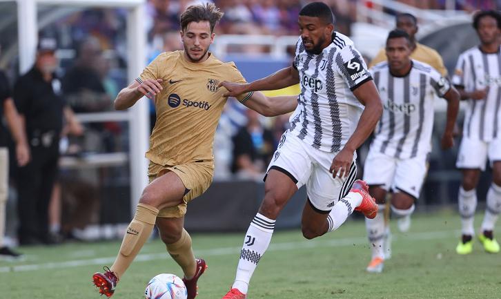 莱万两球拜仁客场6-2大逆转,莱万对战巴萨梅开二度