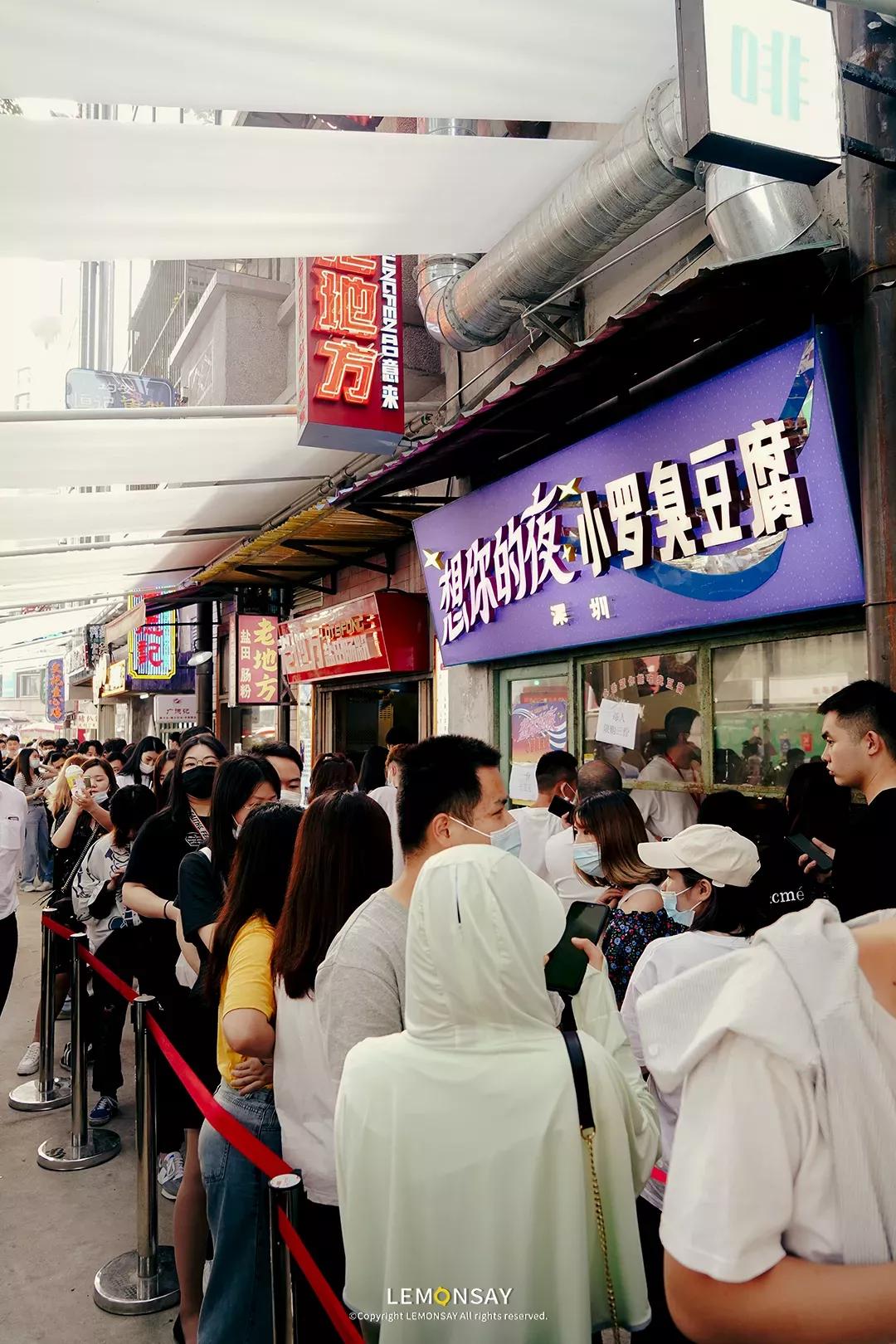 “股东们，那个男人又摆摊了！”