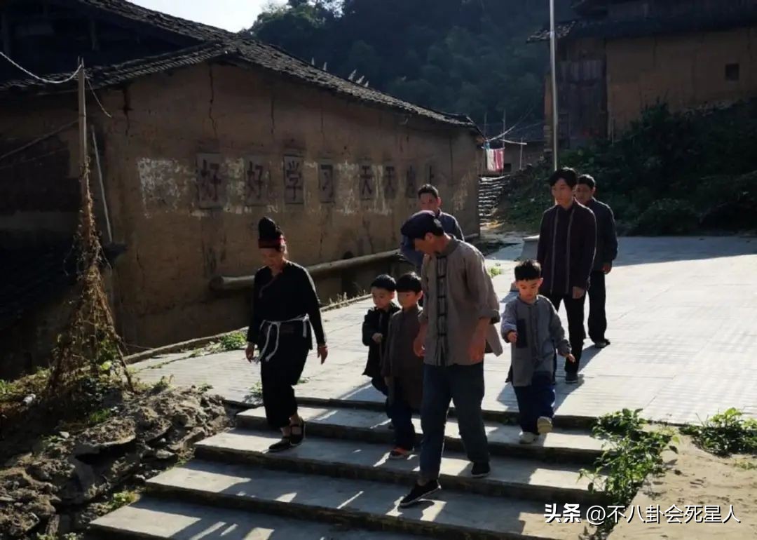 老戏骨云集，央视黄金档播出，《那山那海》打出了一把王炸