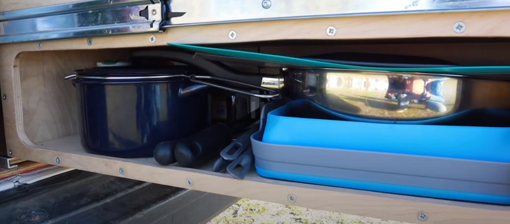 房车里的蜗居生活,国外夫妻房车生活