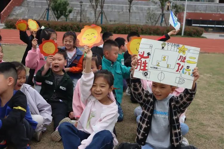 绿茵点燃梦想足球彰显青春,足球点燃梦想激情挥洒青春