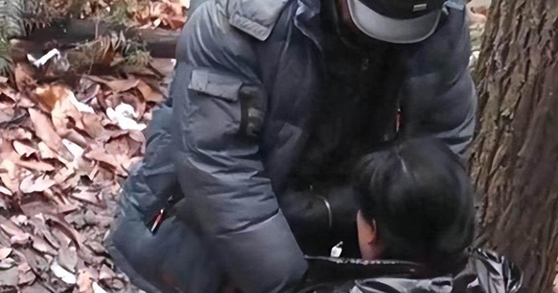 广西两男两女山坡*战野**被多人围观，78岁大爷被捕后：我在锻炼身体