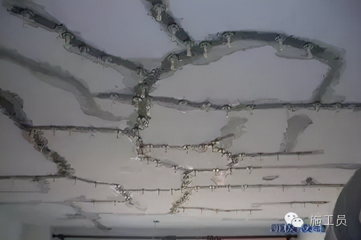 混凝土板裂缝是什么原因造成的,现浇板浇砼后表面裂缝是什么原因