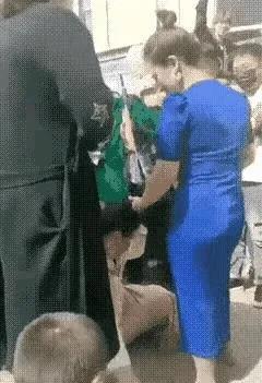 原配扒光小三拍摄私密照并游街并往*处私**塞辣椒，被判刑八个月