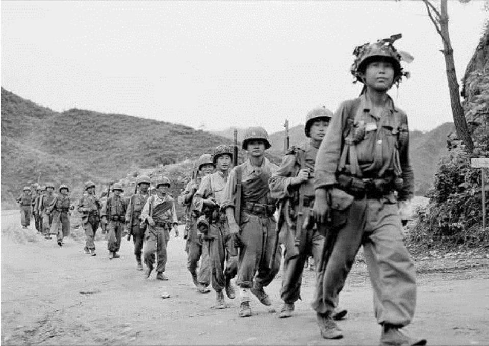 中美停战李承晚不服气,志愿军调大炮猛轰韩军,毛*东泽**:打服他