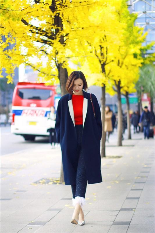 李艾穿蓝色衣服,李艾和老公甜蜜现身机场