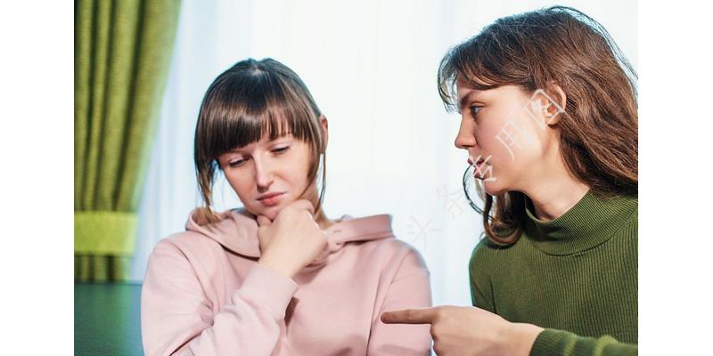 我坐月子,母亲说摔伤腿不能来,出月子后去娘家,见到母亲我愣住