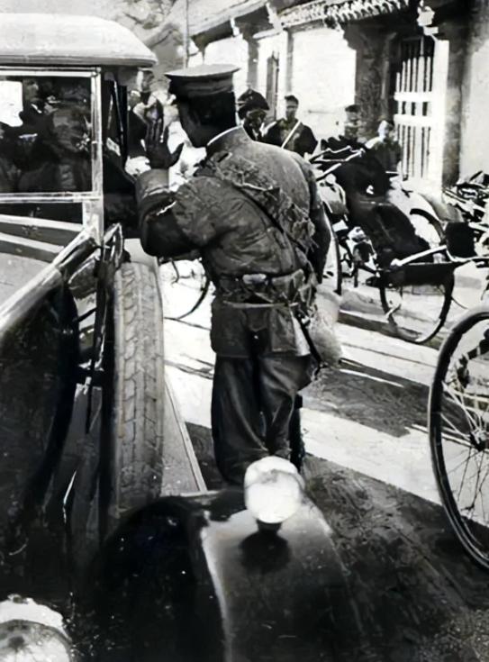 1957年，一张苏联交通宣传画被带到北京，毛*东泽**：纠正违章先敬礼