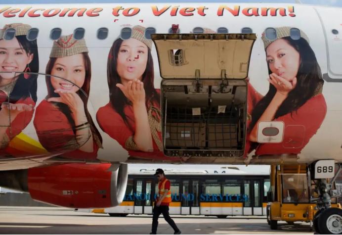 飞机上看比基尼秀？越南第一女首富创办比基尼航空21岁赚百万美元