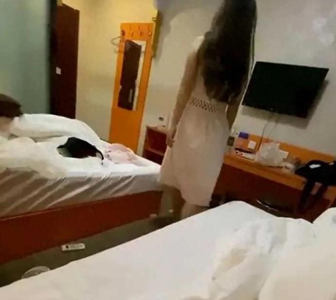 “*技师女**被拍臀部秒懂脱衣，男顾客主动许下承诺”