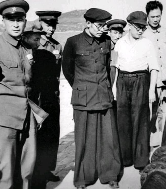 1950年，高岗到朝鲜看望彭德怀，问：毛岸英呢？他怎么不来看我？