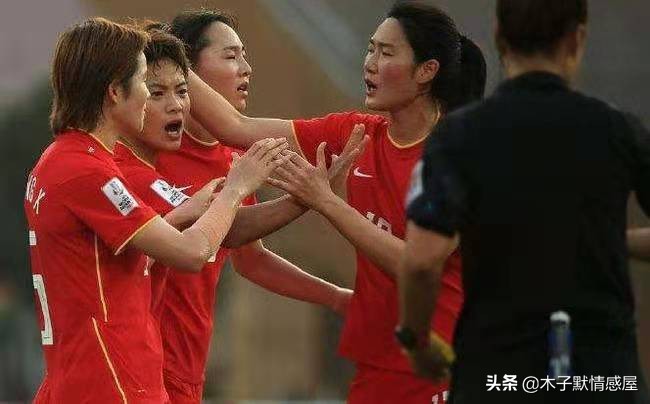 十年前，女足姑娘中有人经济窘迫得捡矿泉水瓶卖钱