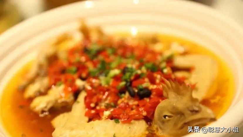 一场烟花登顶热搜！满城美食火成顶流，这座夏日小城太宝藏了！