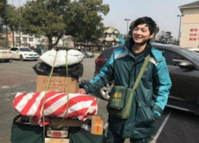 送快递小哥被狗追,快递小哥被狗追视频