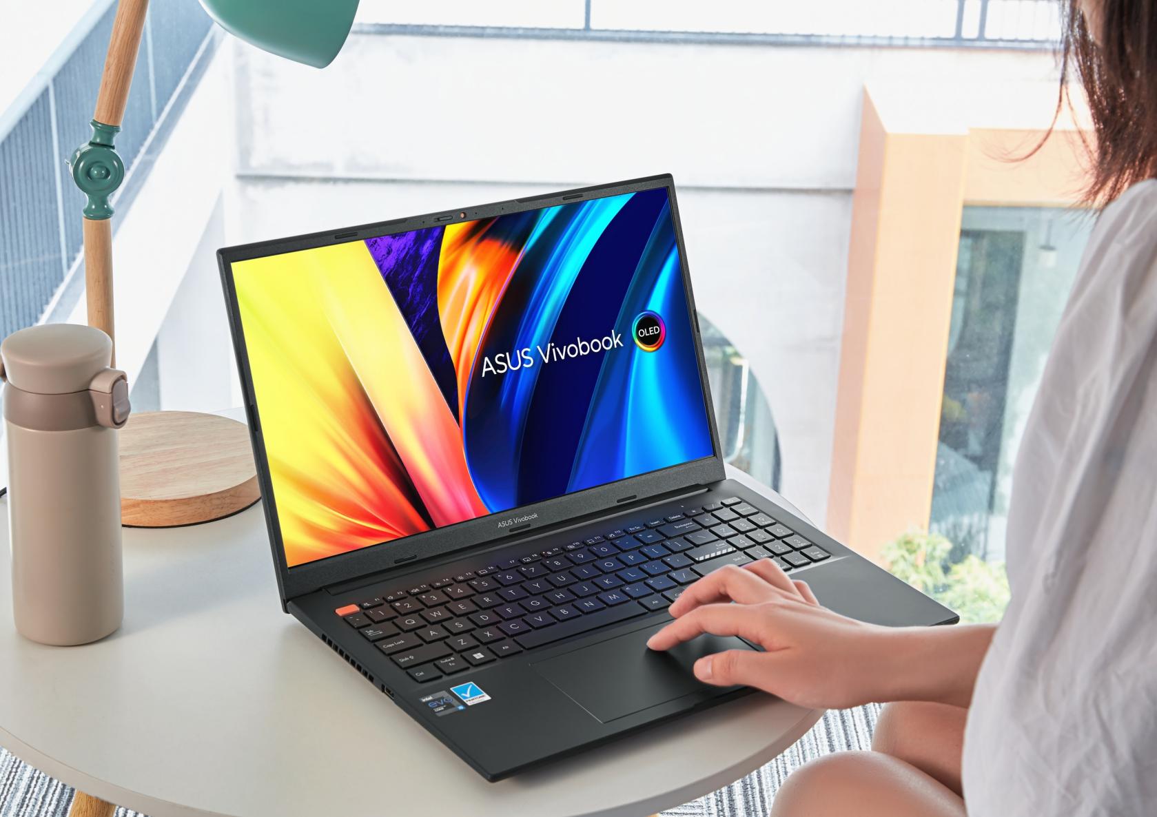 华硕无双oled屏幕和普通屏对比,2k屏幕和lcd哪个好