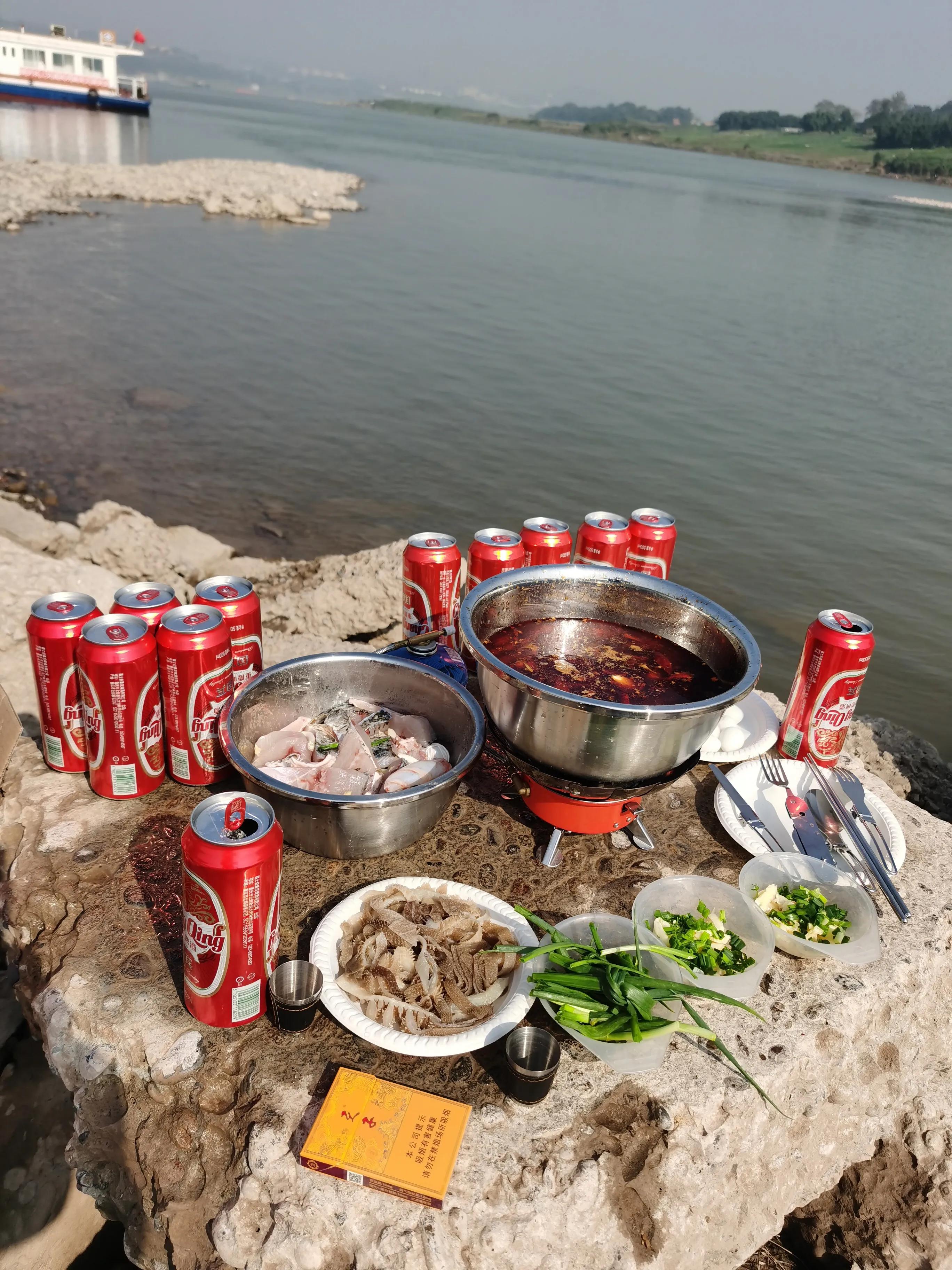 重庆两江夜游船上吃火锅,重庆南滨路船上吃火锅