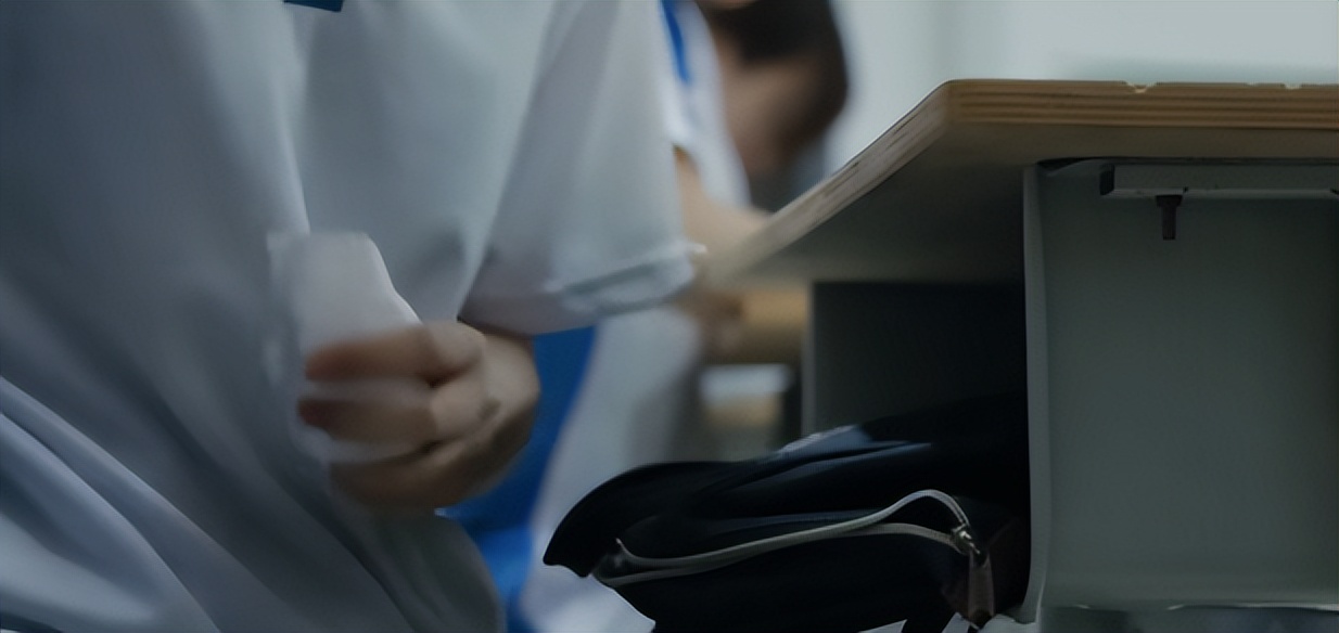 被骂上热搜的“卫生巾”，月经羞耻吗？怎么来个例假就羞耻了呢