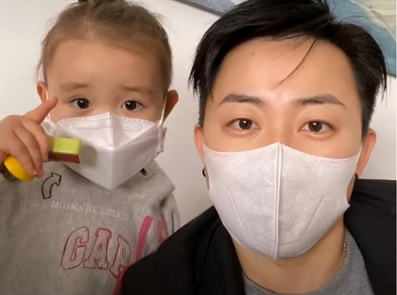 4年前，那个花50万买精子生五国混血的吉林妈妈，如今生活怎样了