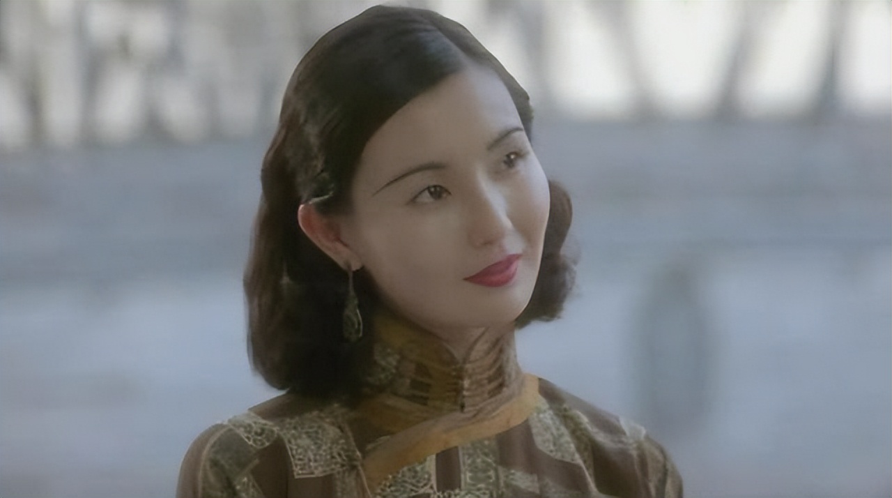 事实证明，独居贫民区、不婚无子的张曼玉，已经走上了另一条大路