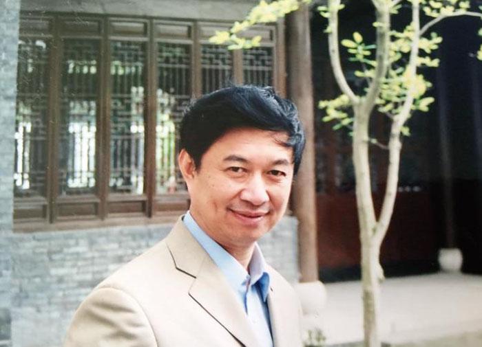 五天后的晚上收到一封信，右下角一个可爱的女孩挥着手向他奔来