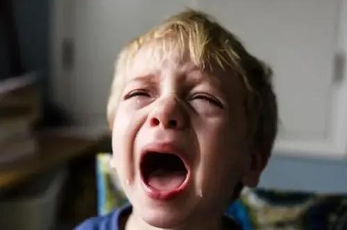 7岁女孩脾气差每天哭闹,孩子总是大喊大叫暴躁易怒