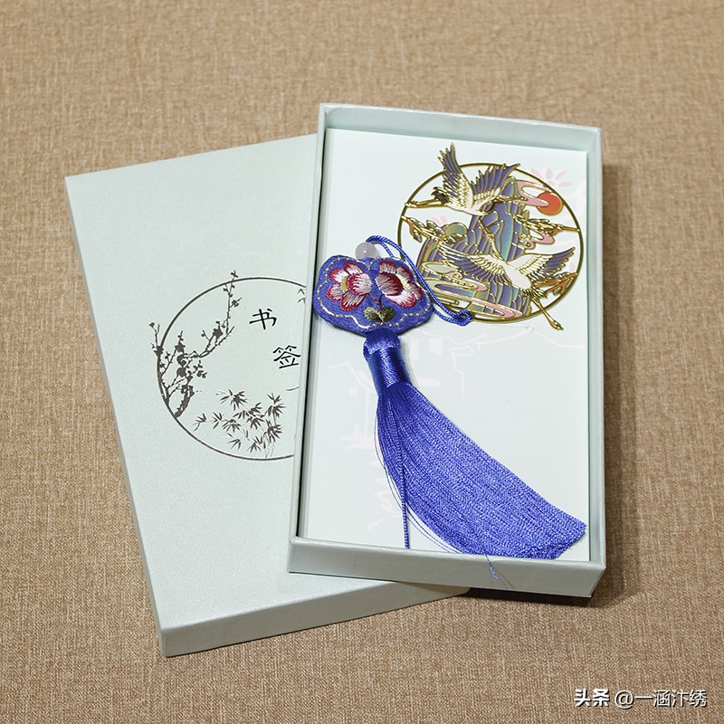 给外国朋友带中国风的礼物比较好,出国适合带的小礼物